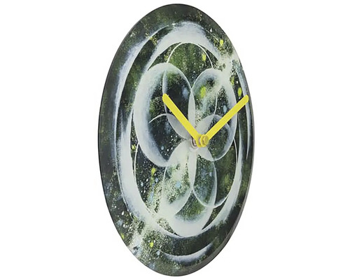 Dekorativ väggklocka med abstrakt mönster och gula visare