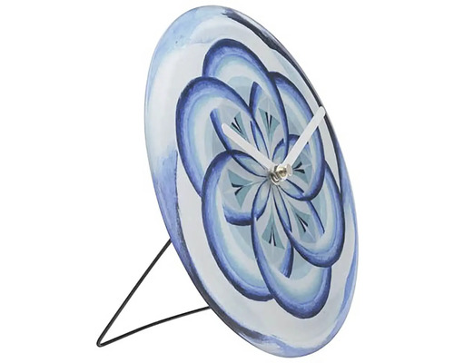Bordsklocka med blått blommönster och metallfot