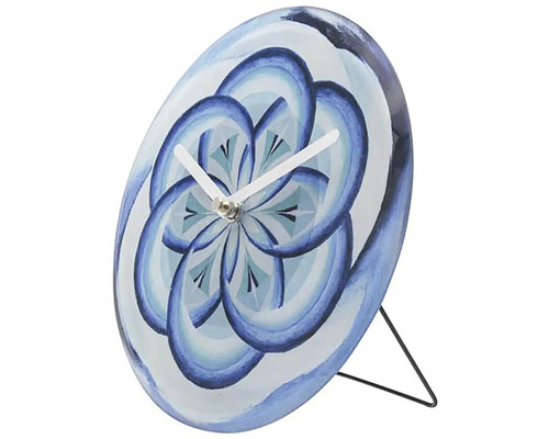 Dekorativ bordsklocka med blått blommönster
