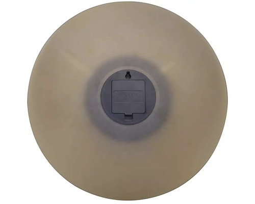 Baksida av en rund väggklocka med batterifack och upphängningsanordning