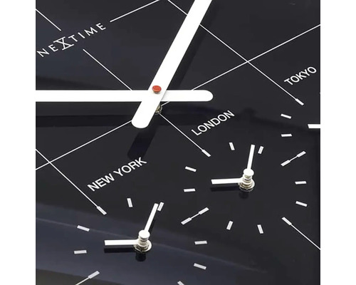 Närbild av en Nextime världsklocka med stadsnamn