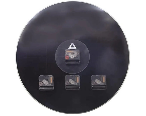 Baksida av en rund väggklocka med flera urverk