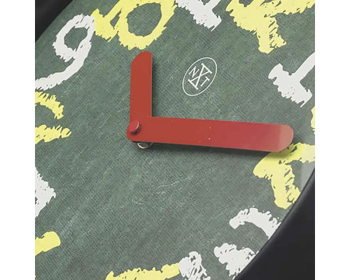 Detaljvy av en väggklocka med siffermönster och visare