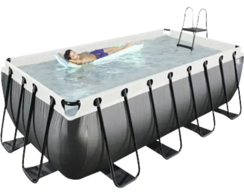 Rektangulär stålramspool med stege och person på en luftmadrass