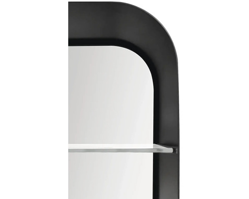 Detaljvy av en spegel med hylla