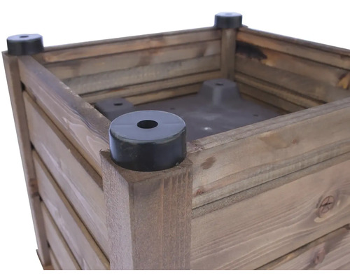 Detaljvy av en blomlåda i trä med gummifötter