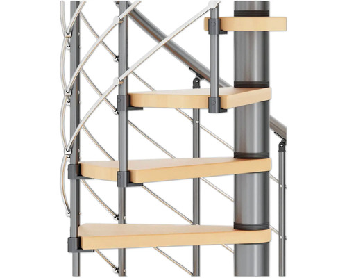 Detaljvy av en spiraltrappa med trätsteg och metallräcke