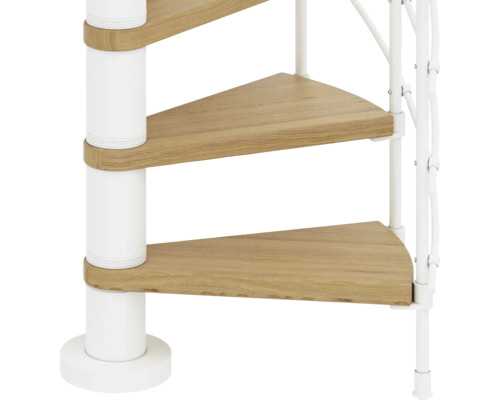 Detaljbild av en spiraltrappa med trätrappsteg och vitt metallräcke.