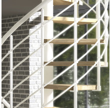 Detaljvy av en spiraltrappa med trästeg och vitt räcke.