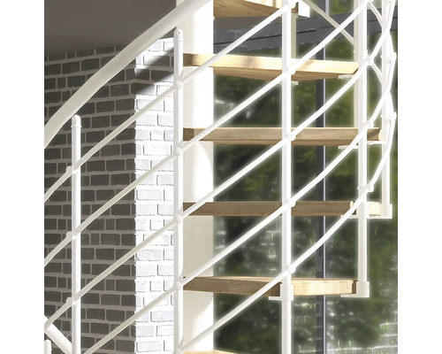 Detaljvy av en spiraltrappa med trästeg och vitt räcke.