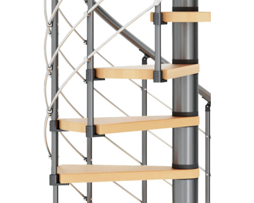 Detaljvy av en spiraltrappa med trästeg och metallräcke