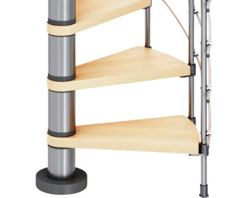 Detaljvy av en spiraltrappa med trätrappsteg och metallräcke