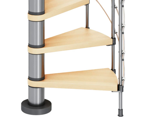 Detaljvy av en spiraltrappa med trätrappsteg och metallstolpar.