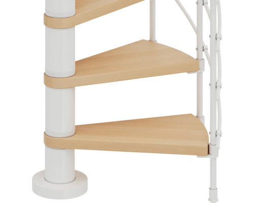 Detaljvy av spiraltrappa med trätrappsteg och vitt räcke