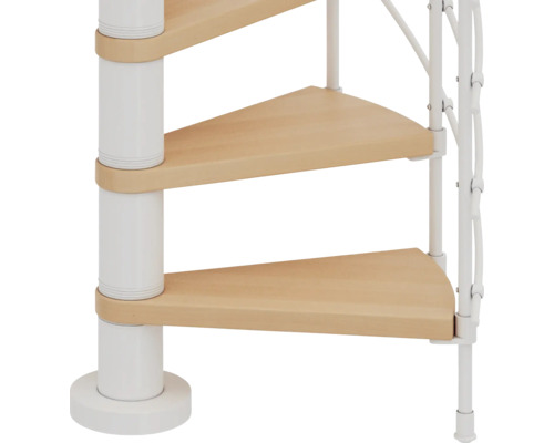 Detaljvy av en spiraltrappa med trätrappsteg och vitt metallräcke