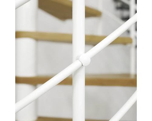 Detaljbild av en vit spiraltrappa med trätrappsteg