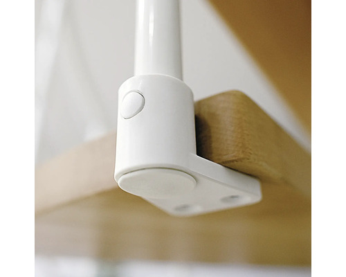 Detaljbild av en trappräcke med fästelement på en trätrappa.