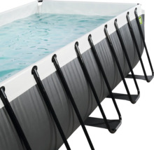 Detalj av rektangulär pool med stålram fylld med vatten