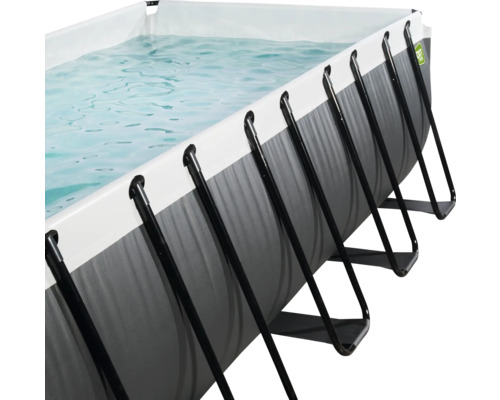 Detalj av rektangulär pool med stålram fylld med vatten