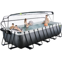 Rektangulär pool med tak och familj i vattnet.