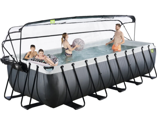 Rektangulär pool med tak och familj i vattnet.