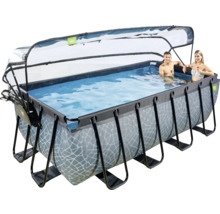 Rektangulär pool med tak och två personer i vattnet