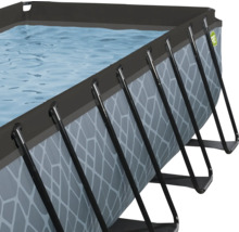 Detaljvy av en rektangulär ovanjordspool med vatten och stödkonstruktion