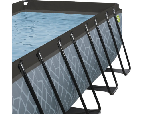 Detaljvy av en rektangulär ovanjordspool med vatten och stödkonstruktion