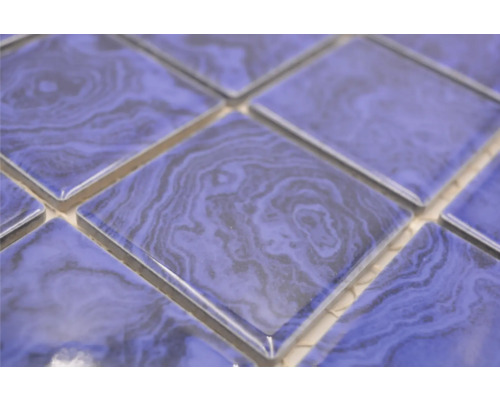 Närbild av fyrkantiga mosaikplattor med ådring