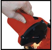 Person använder slipmaskin med Einhell-logotyp.