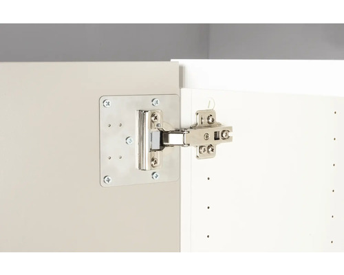 Gångjärn fäst på en möbeldörr