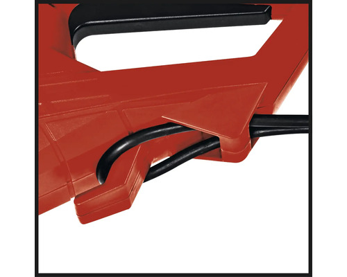 Detalj av en elektrisk häcksax med handtag och strömkabel