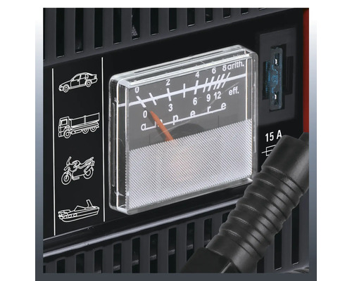 Detaljvy av batteriladdare med amperemeterdisplay