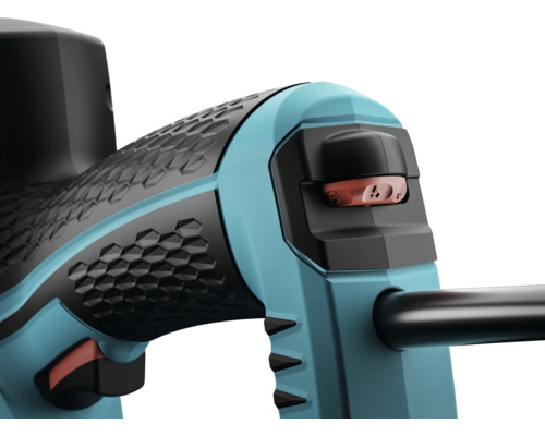 Detaljbild av ett trädgårdsredskap med handtag och strömbrytare