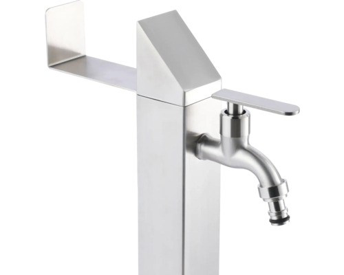 Trädgårdstappställe av metall med vattenkran och hylla