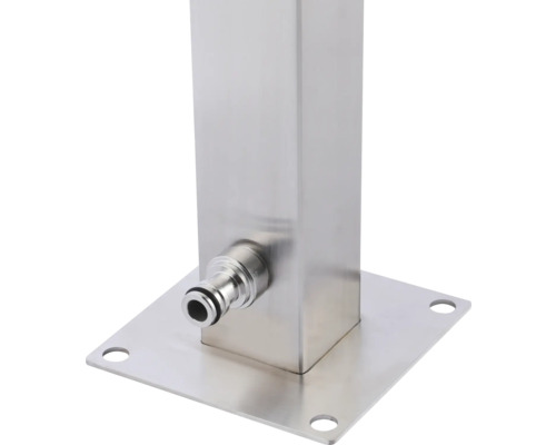 Detaljvy av en trädgårdsdusch i rostfritt stål med vattenkran