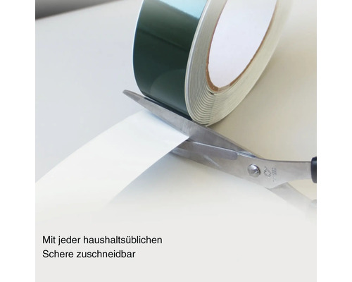 Rulle tätningsband skärs med sax