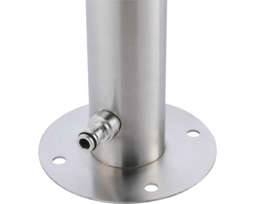 Detaljvy av en trädgårdsdusch i rostfritt stål med anslutning för trädgårdsslang