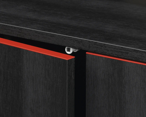 Närbild av en möbel med skjutdörrar och röda accenter