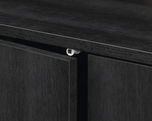 Detaljbild av ett skåp med öppningsmekanism