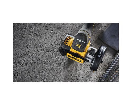Dewalt batteridriven metallkap på betonggolv