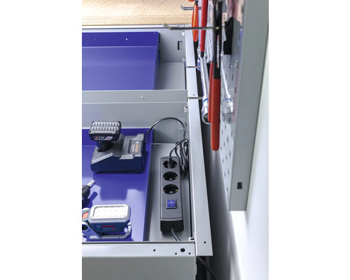 Arbetsbänk med grenuttag och verktyg