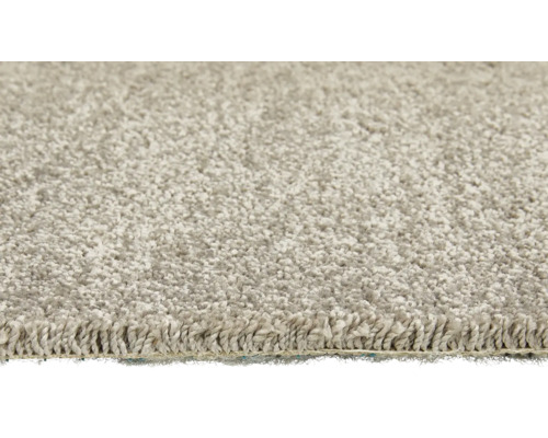 Närbild av en beige matta med hög lugg