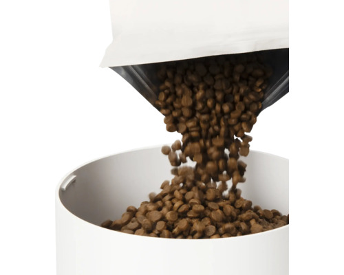 Djurfoder fylls i en foderautomat