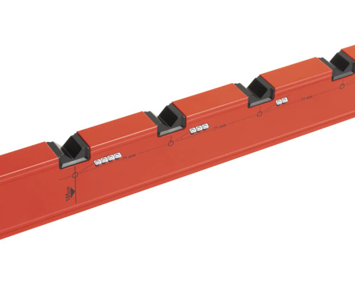 Vattenpass med svarta markeringar och avståndsangivelser