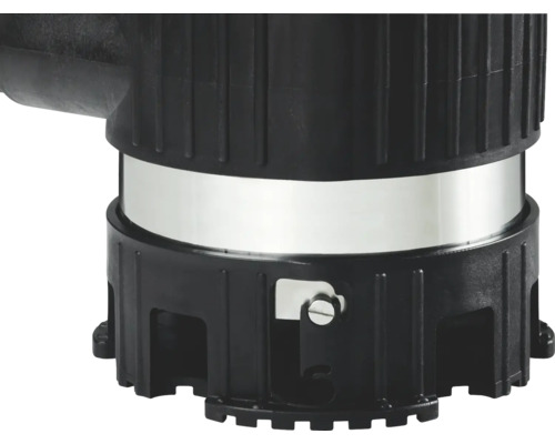 Detalj av en svart pump med silverfärgad manschett