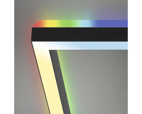 Närbild av en triangulär, mångfärgad LED-taklampa