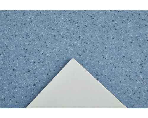 Närbild av en blå golvplatta med spräckligt mönster