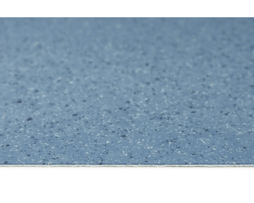 Närbild av ett blått vinylgolv med ett spräckligt mönster