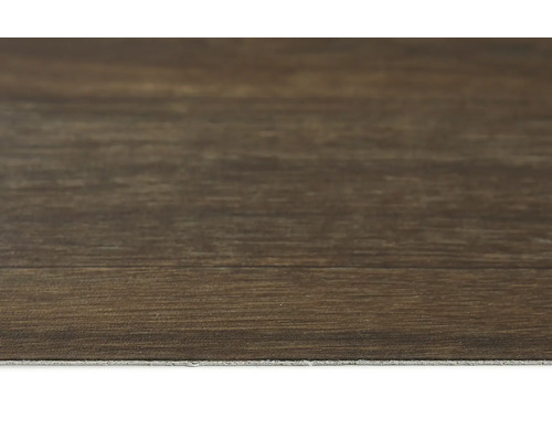 Närbild av ett golv med träutseende.